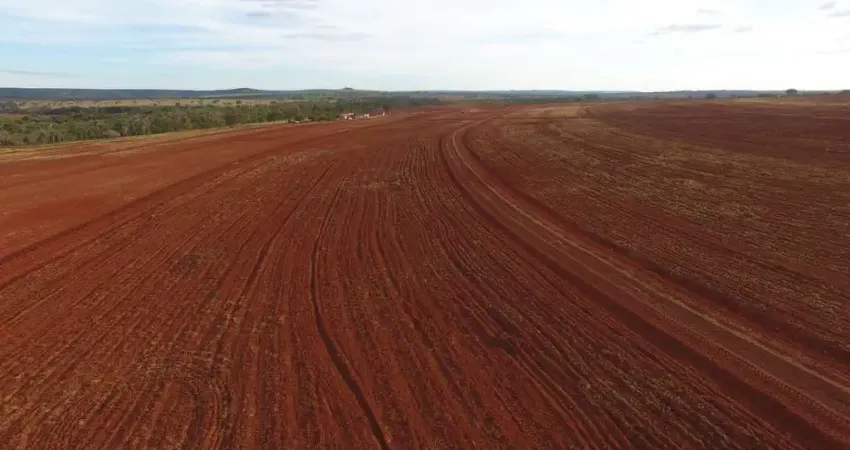 Fazenda para venda na região de Comendador Gomes-MG, com 260 hectares, aproveita 180 hectares para lavoura, rica em agua e benfeitorias