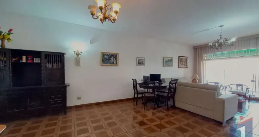 Casa à Venda no Jd. da Glória: 3 Dormitórios e 255m² por R$1,15M