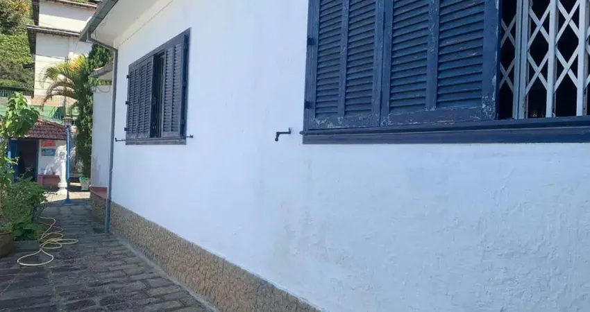 Casa para Venda em Petrópolis, Mosela, 3 dormitórios, 2 suítes, 3 banheiros, 2 vagas