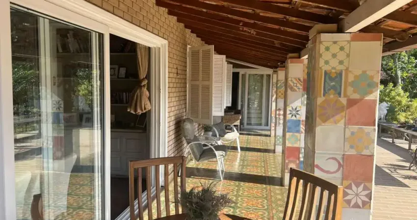 Casa para Venda em Petrópolis, Araras, 3 dormitórios, 1 suíte, 3 banheiros, 10 vagas