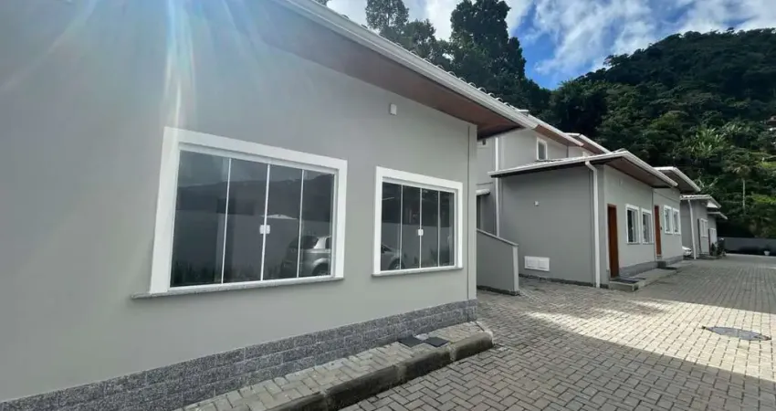 Casa em Condomínio para Venda em Petrópolis, Mosela, 3 dormitórios, 1 suíte, 2 banheiros, 3 vagas