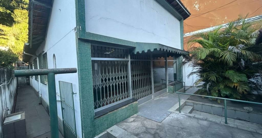 Casa para Venda em Petrópolis, Carangola, 3 dormitórios, 1 suíte, 2 banheiros, 3 vagas