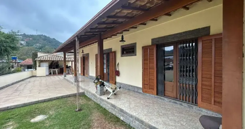Casa para Venda em Petrópolis, Nogueira, 4 dormitórios, 1 suíte, 3 banheiros, 4 vagas