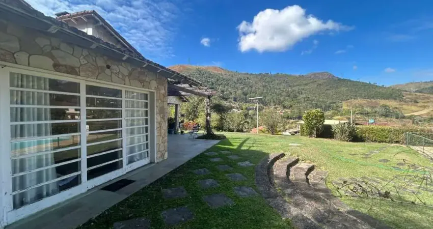 Casa para Venda em Petrópolis, Araras, 5 dormitórios, 3 suítes, 4 banheiros, 4 vagas