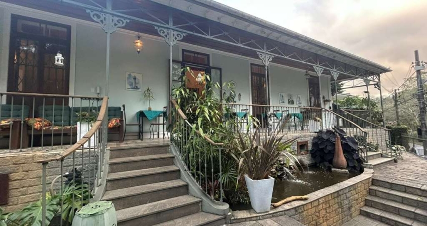 Casa Comercial para Venda em Petrópolis, Centro, 10 dormitórios, 7 suítes, 8 banheiros, 2 vagas