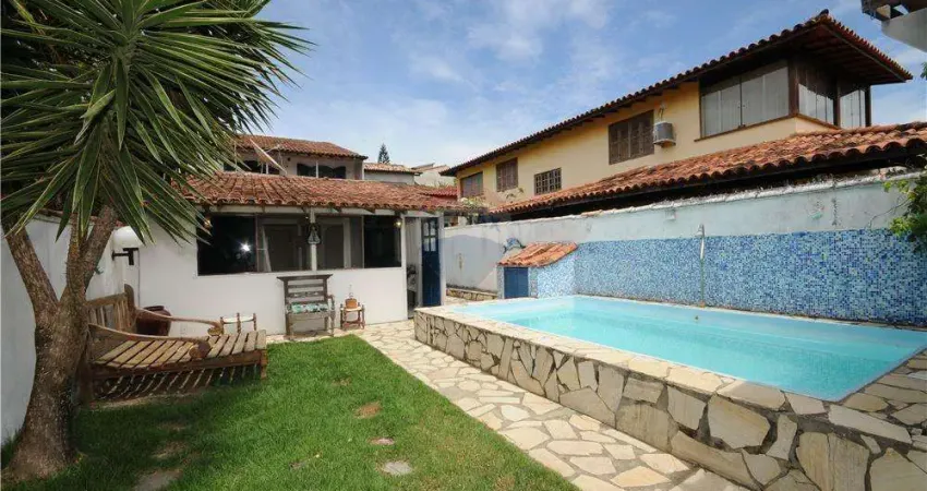 Ótima casa com 4 quartos, piscina e área de churrasco em localização privilegiada