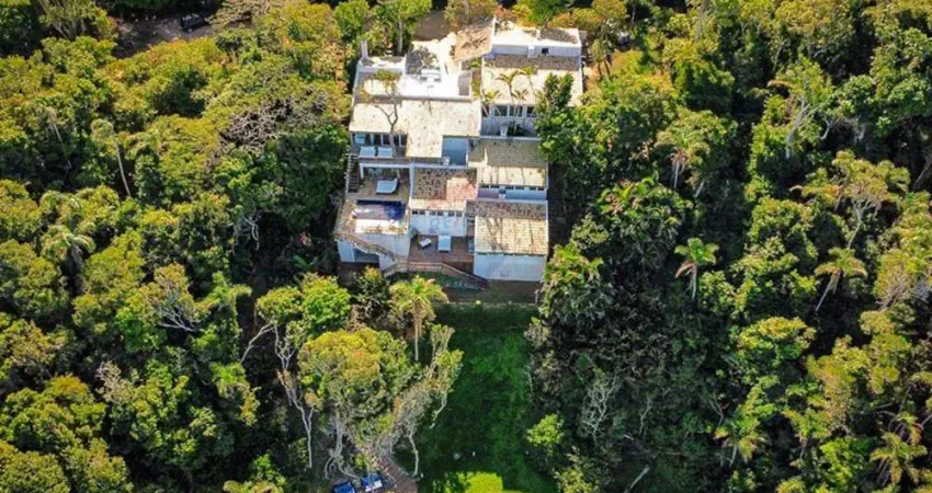A venda Casa Exclusiva em Meio à Natureza com Piscina e Vista para o Mar em Búzios