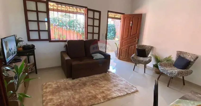 À venda: Casa com 2 quartos, quitinete e quintal amplo com muito verde em Armação dos Búzios