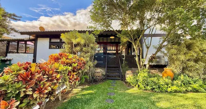 À venda casa pé na areia projetada por Zanine Caldas na Praia do Canto, Búzios