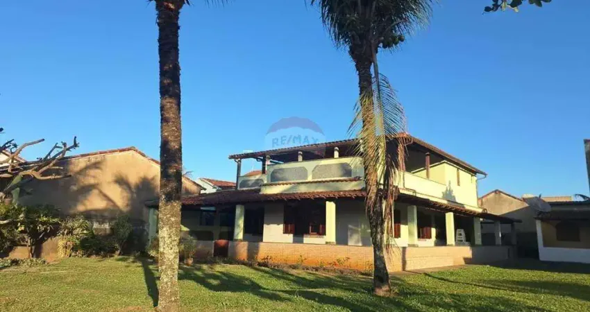 À venda: sobrado com 4 quartos, terreno amplo e espaço gourmet em unamar – cabo frio/rj