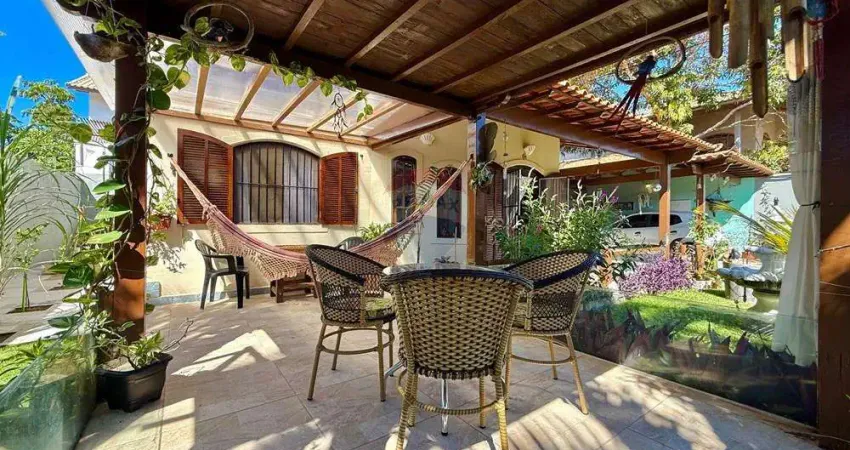 À venda casa de esquina reformada com espaço gourmet no bairro Capão, próxima à Praia de Tucuns