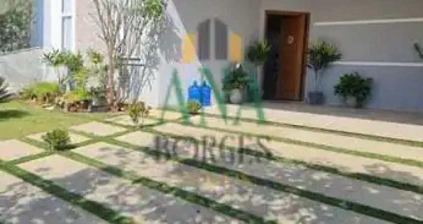 Casa com pé direito alto integrada à cozinha, oferecendo um ambiente moderno e funcional, perfeito para reunir a família e os amigos.
