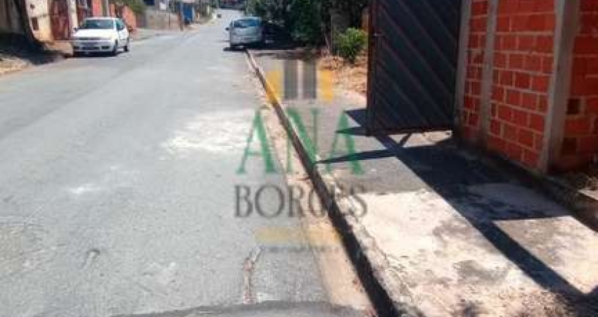 Venda de terreno, com casa no fundo