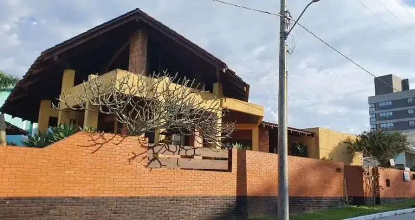 Casa quadra mar exclusiva em balneário piçarras: seu refúgio a passos da praia