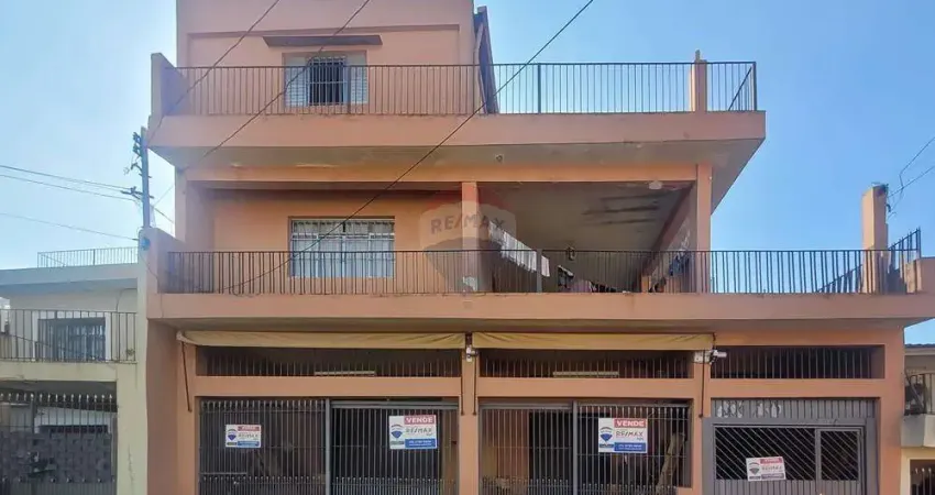 Vende- se Sobrado com 3 andares, localizado na Rua Osório de Castro, 307, Vila Inglesa