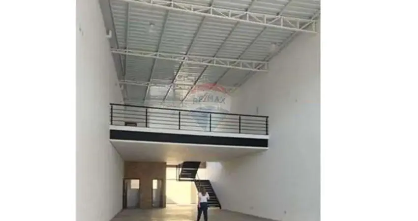 Galpão novo com 300 m² de área construída, ótima localização.