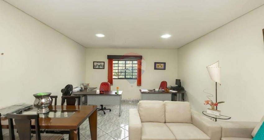 Oportunidade Vila Sonia: Casa espaçosa com 10 vagas, ideal para uso residencial ou comercial!