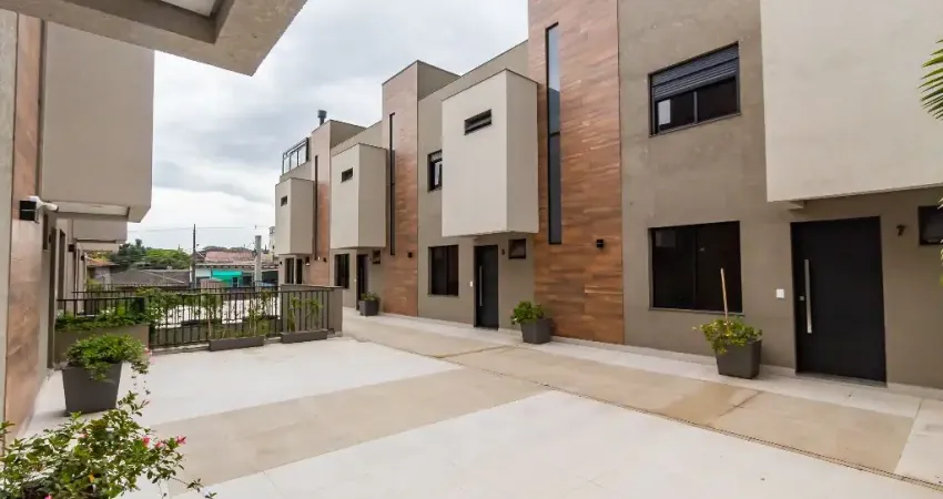 Sobrados com quintal e segurança e 2 vagas de garagem paralela.