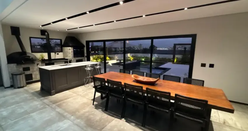 Casa luxuosa com 4 suítes e 8 vagas de garagem ao lado do parque barigui