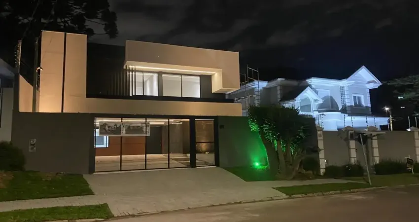 Casa com 4 suítes, 6 vagas de garagem, quintal com piscina a 150mt do parque barigui