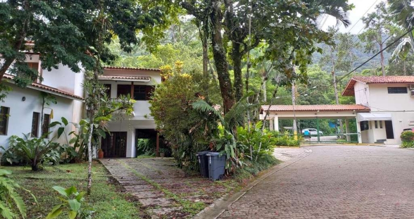 Confortável casa em condomínio para venda com 5 quartos, sendo 5 suítes, 370m²