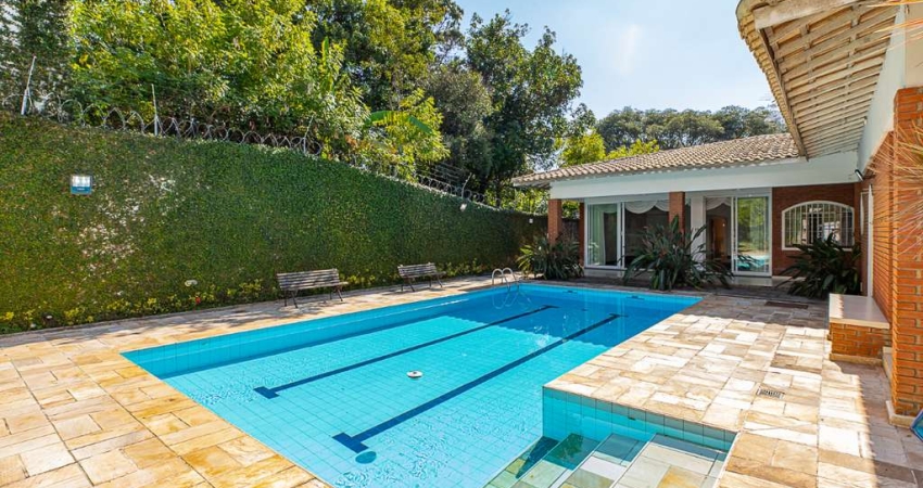 Confortável casa tipo para venda com 5 quartos, sendo 3 suítes, 582m²