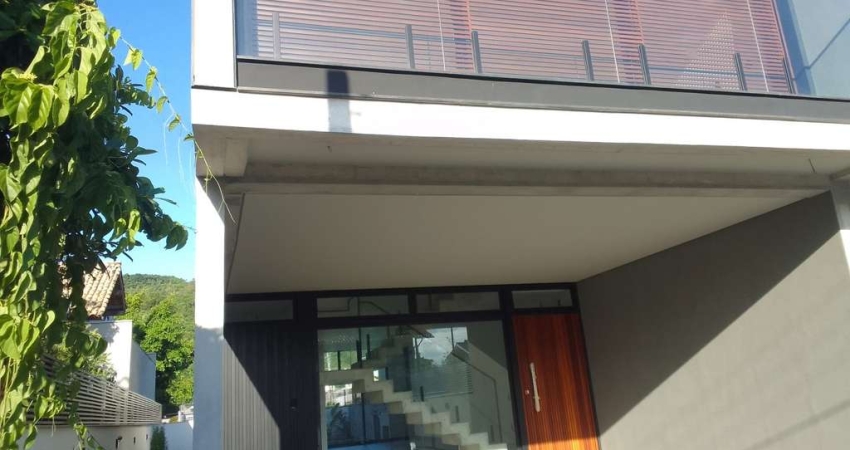 Casa 3 dormitórios para Venda em Florianópolis, Jurerê, 3 dormitórios, 3 suítes, 4 banheiros, 2 vagas