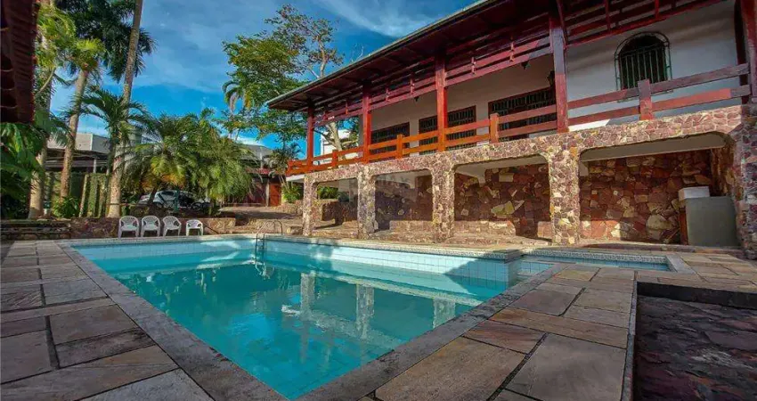 Casa estilo colonial com 4 suites, área gourmet + piscina no bairro Aleixo