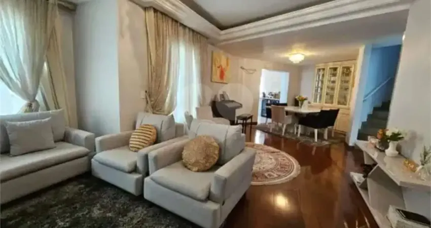 Casa à venda com 3 quartos, sendo 2 suítes, no condomínio Vila Borghese, São Paulo - SP