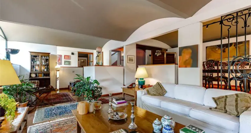 Casa à venda com 4 quartos, sendo 2 suítes, em Cidade Jardim, São Paulo, SP