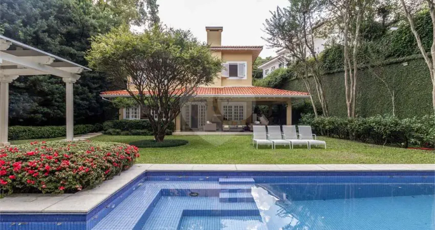 Casa de Vila à venda com 4 quartos, sendo 3 suítes, em Morumbi, São Paulo, SP