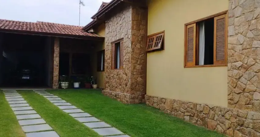 Linda casa! jd. shangrilá em caçapava - sp com um lindo quintal gramado para você que tem pet