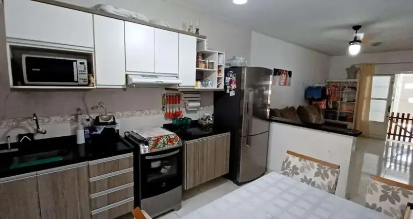 Ótimo sobrado ao lado da praça do bairro com play ground e pista de caminhada