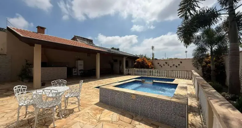 Imóvel ideal para uma família com crianças e animais, espaçosa e charmosa próxima a dutra, aceita permuta com apartamento em caçapava e taubaté.