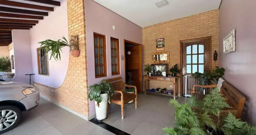 Casa térrea com 3 dormitórios sendo um suíte, com planejados e espaço gourmet próximo ao centro.