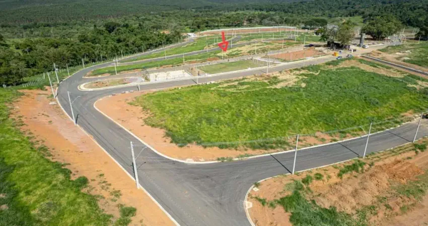 Maravilhoso lote com topografia aclive e uma vista deslumbrante para a serra do mar