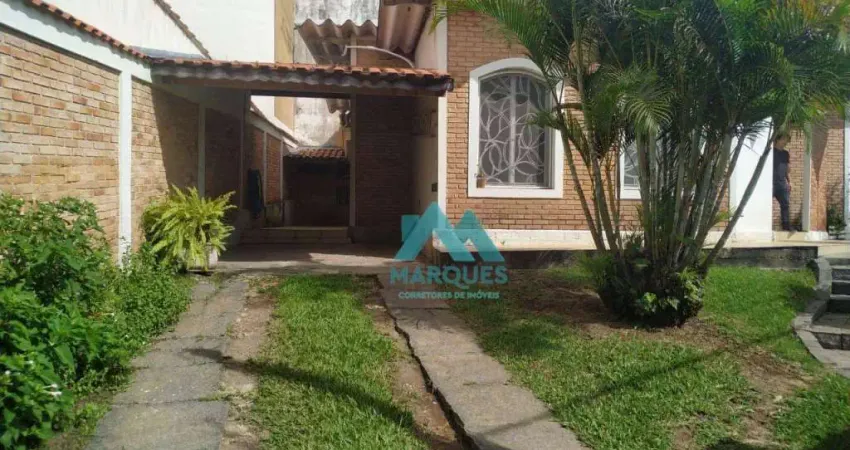 Linda casa, com muito verde, próximo ao centro e também do acesso a vis Dutra