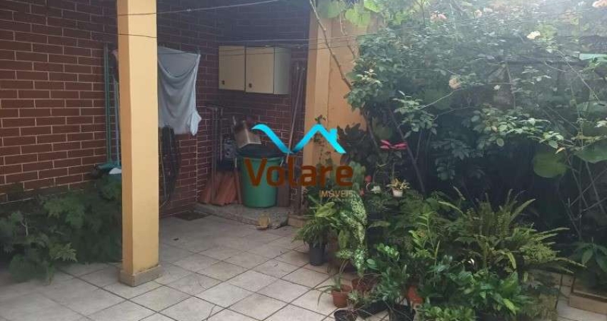 Sobrado com 3 Quartos e 2 banheiros à Venda, 173 m² por R$ 699.000
