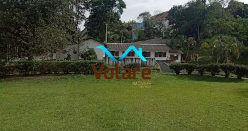 Casa à Venda em Itapevi-SP em terreno de 3.812 m² : 4 quartos, 4 suítes, 4 salas, 5 banheiros, 3 vagas de garagem, 349,35 m de área útil. ² (PL)