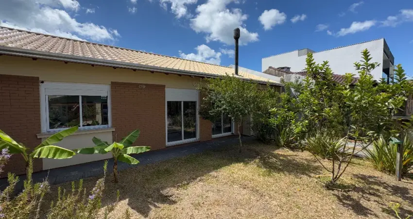 Casa a 100 metros da praia, excelente localização em atlântida sul