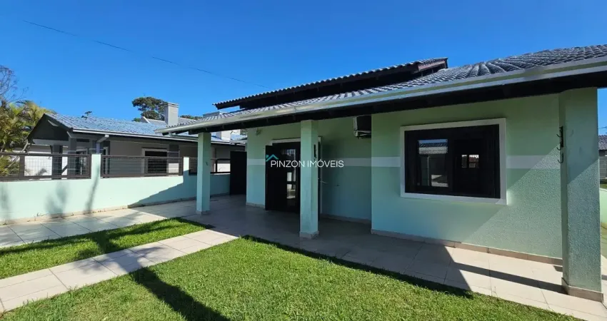Casa com 03 dormitórios, quiosque e piscina em areias brancas.