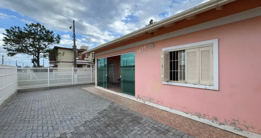 Casa à venda na praia de atlântida sul, em uma das principais avenidas da praia.
