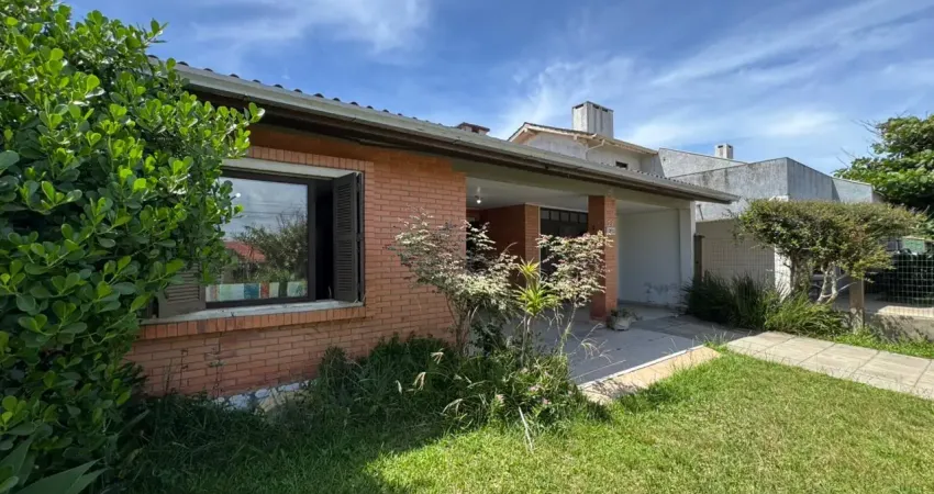 Casa a 50 metros da praia em Atlântida Sul, ótima localização.