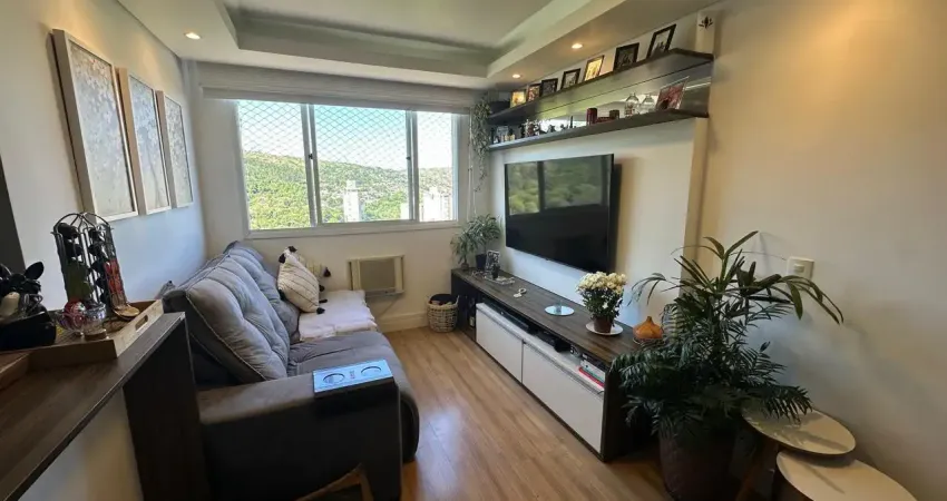 Lindo apartamento de 2 dormitórios semimobiliado. andar alto!