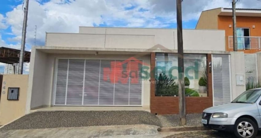 Belíssima residência com 3 suítes e piscina à venda em Órfãs