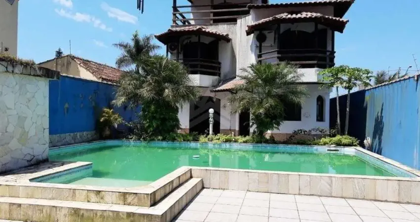 Casa Triplex à Venda no Canto do Forte em Praia Grande com Piscina e 6 Dorms