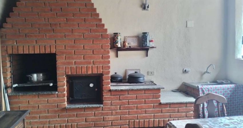 Casa à venda em Diadema-SP, no bairro Taboão, com 3 quartos, 1 suíte, 2 salas, 2 vagas de garagem e 202m² de área