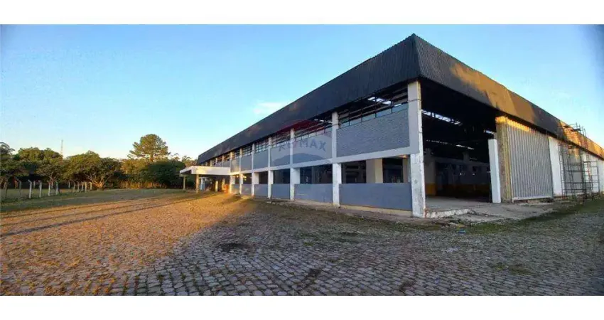 Localizado em uma área privilegiada, este terreno de 15.210m² oferece um amplo espaço para diversas atividades comerciais e logísticas.