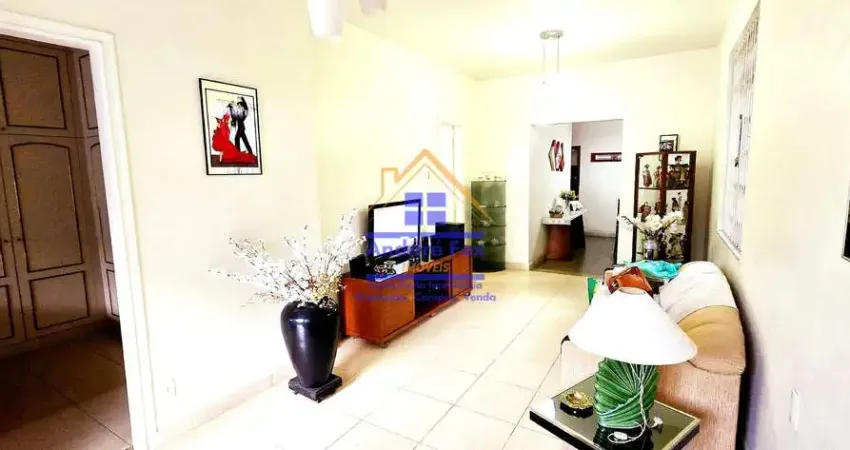 Casa com 2 salas, varanda, 3 quartos, copa coz., depend., a de serv., quintal, vaga 3 carros, à ven