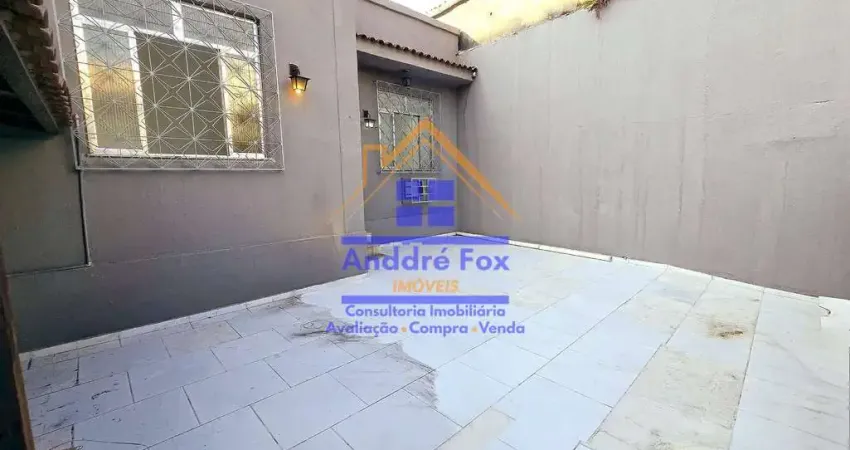 Casa linear com sala, 3 quartos, cozinha, área de serviço, quintal, garagem para 2 carros, à venda,